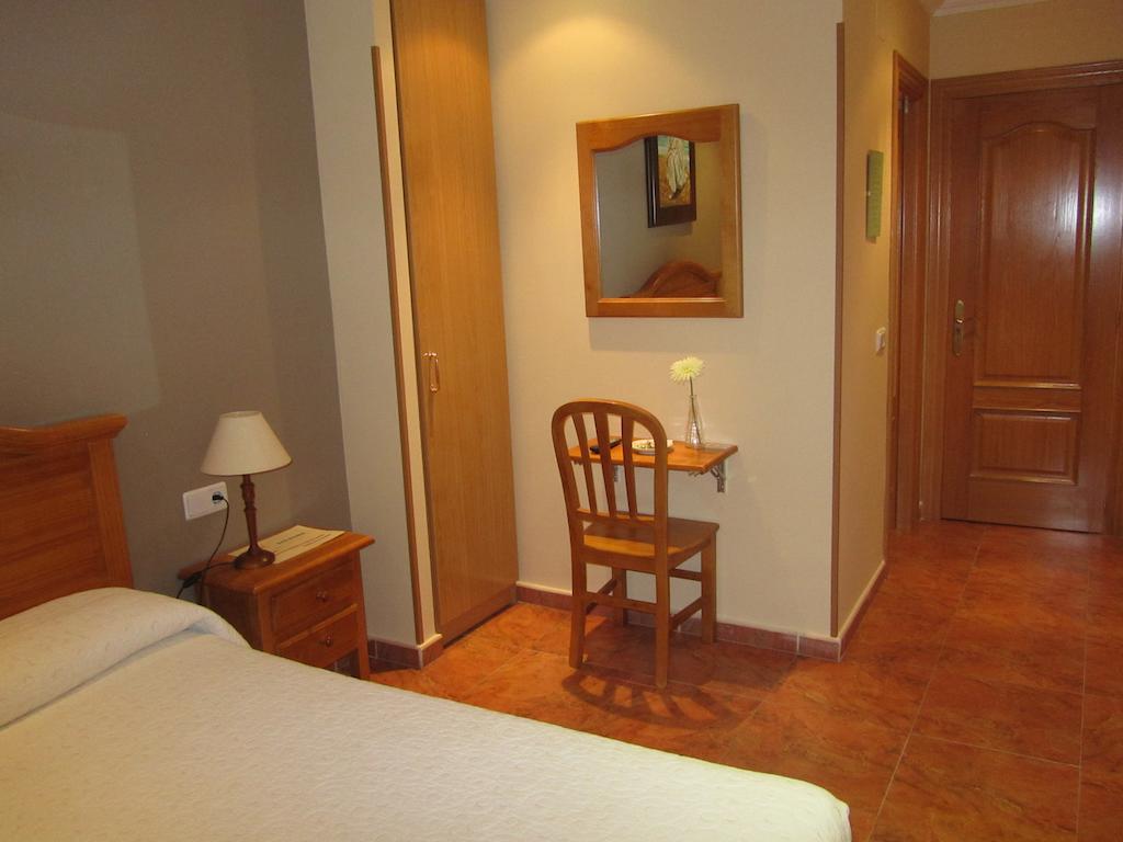 Hostal Puerta La Villa Valladolid Exterior photo